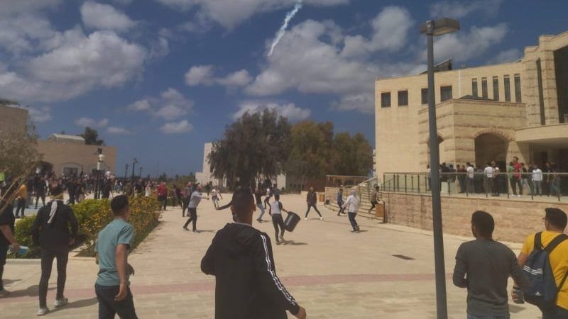الاحتلال يقتحم حرم جامعة خضوري بطولكرم ويصيب طالبين بالرصاص والعشرات بالاختناق