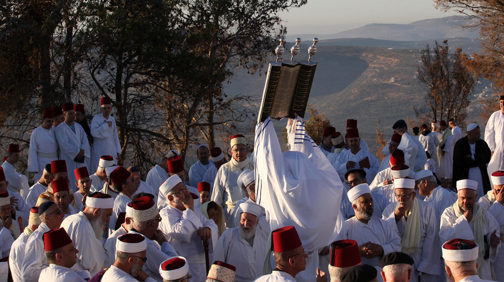 السامريون يحجون إلى قمة جبل جرزيم في عيد "الفسح"