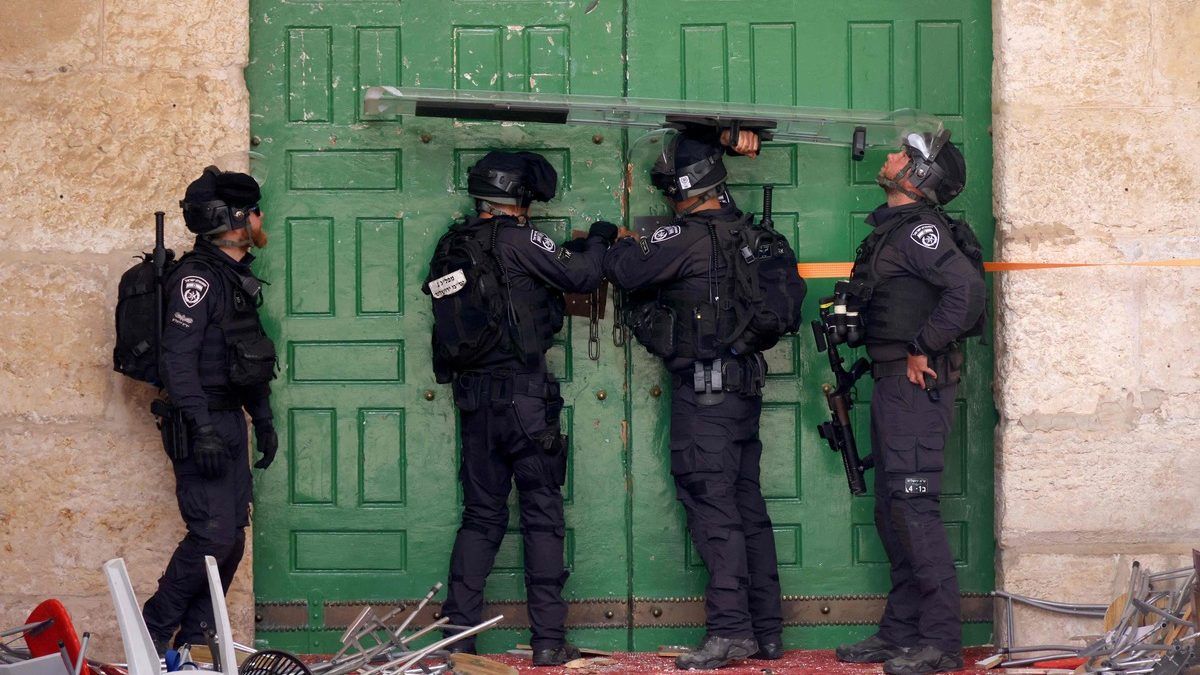 الاحتلال يقتحم الأقصى ويحاصر المصلين