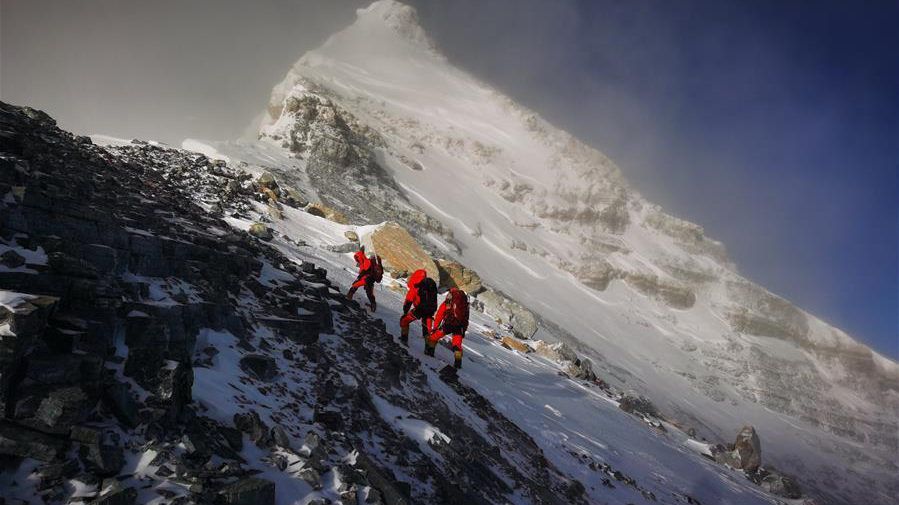 22 متسلقا يصلون إلى قمة جبل تشومولانغما
