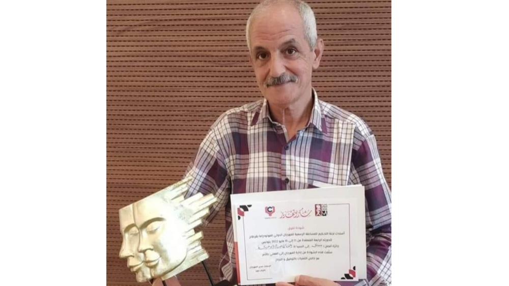 الفنان المقدسي حسام أبو عيشة يحصل على جائزة أفضل ممثل عربي في مهرجان قرطاج لمسرح المونودراما