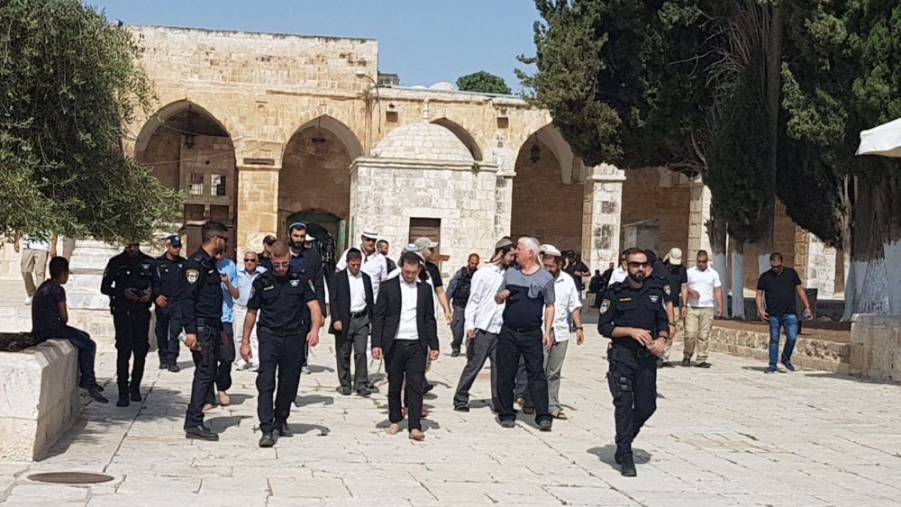 عشرات المستوطنين يقتحمون الأقصى