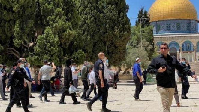 عشرات المستوطنين يقتحمون المسجد الأقصى