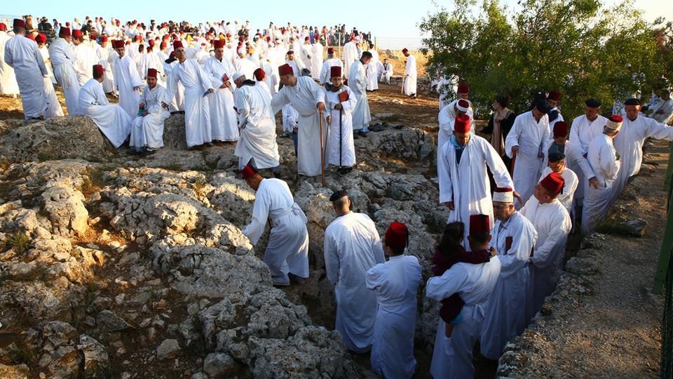 السامريون يحجّون إلى قمة جبل جرزيم في نابلس احتفالاً بـ "عيد الحصاد"