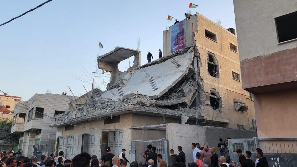 الاحتلال يفجّر منزل الشهيد ضياء حمارشة