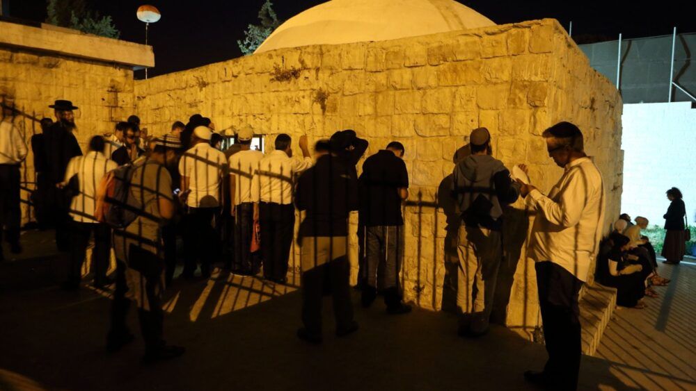 إصابة ١٧ مواطنا برصاص الاحتلال خلال اقتحام مقام يوسف