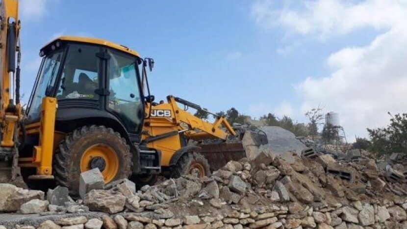 الاحتلال يهدم غرف زراعية في الخليل