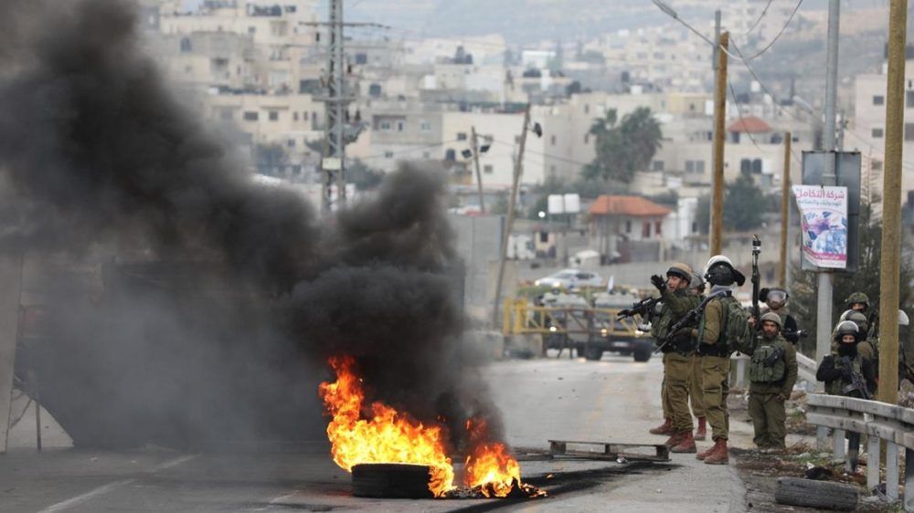 الاحتلال يصيب شابا بالرصاص ومصورا صحفيا بقنبلة صوت ويعتقل 3 موطنين في ترقوميا