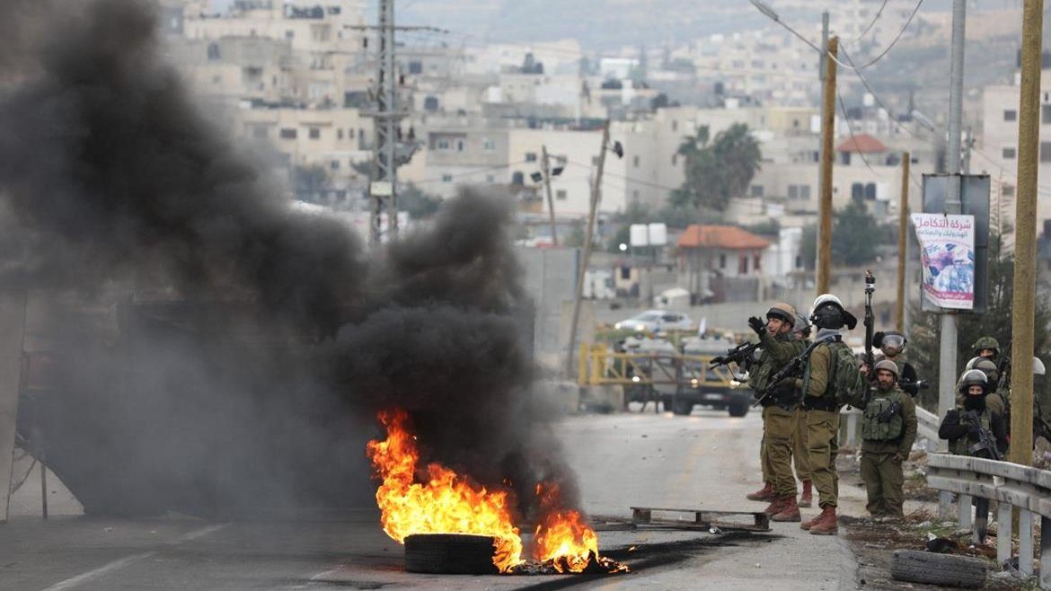 الاحتلال يصيب شابا بالرصاص ومصورا صحفيا بقنبلة صوت ويعتقل 3 موطنين في ترقوميا