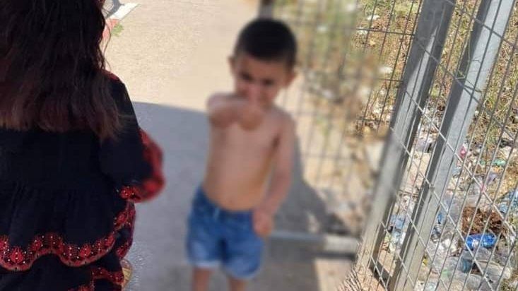 الاحتلال يجبر طفلا على خلع ملابسه