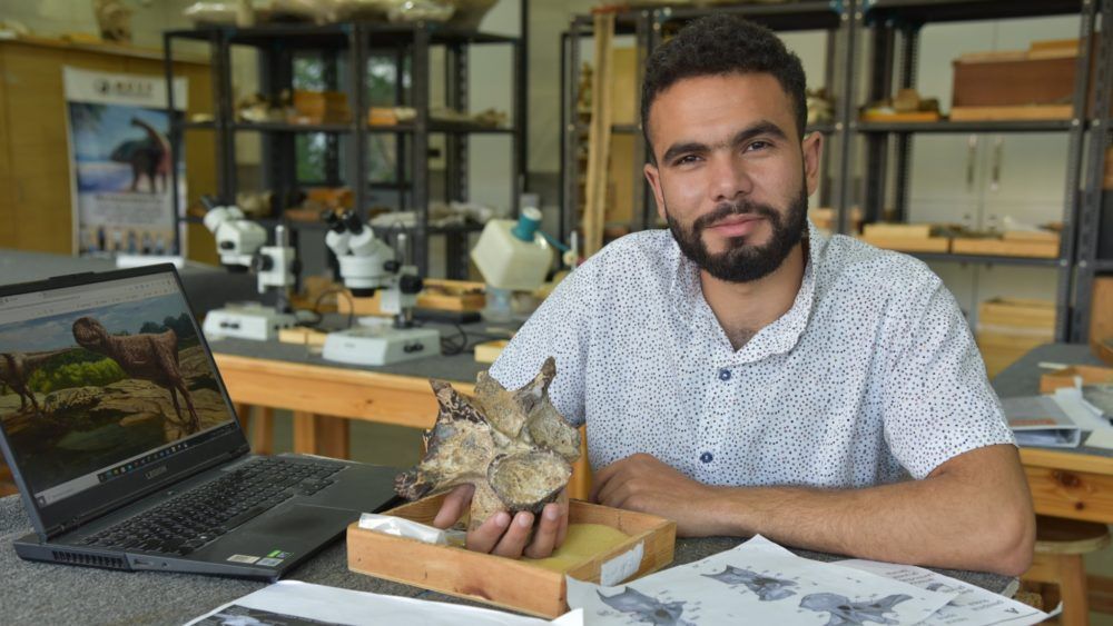 فريق دولي بقيادة مصرية يكتشف حفرية ديناصور مفترس في الواحات البحرية