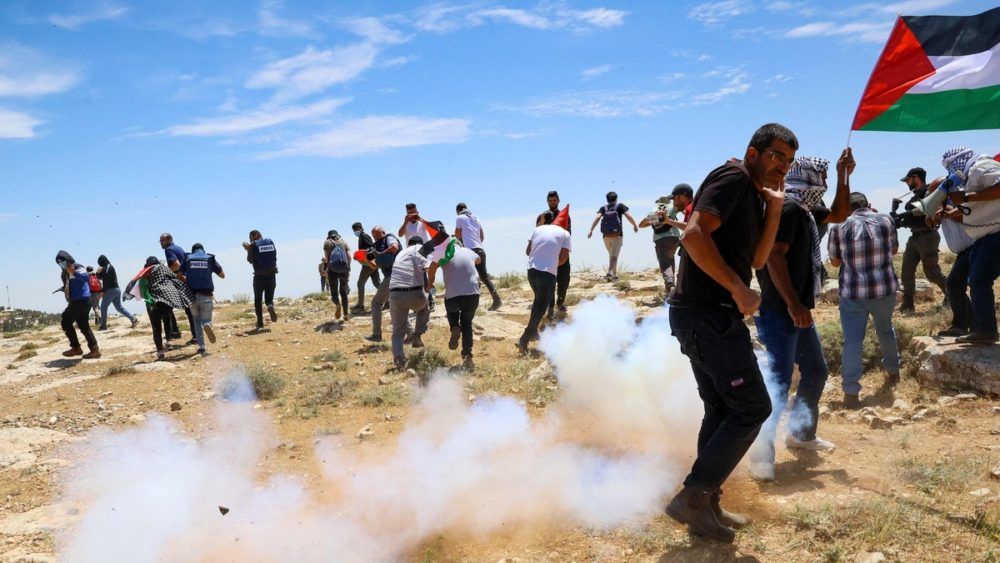 20 إصابة بالغاز جراء قمع الاحتلال مسيرة منددة بالاستيطان في الأغوار الشمالية