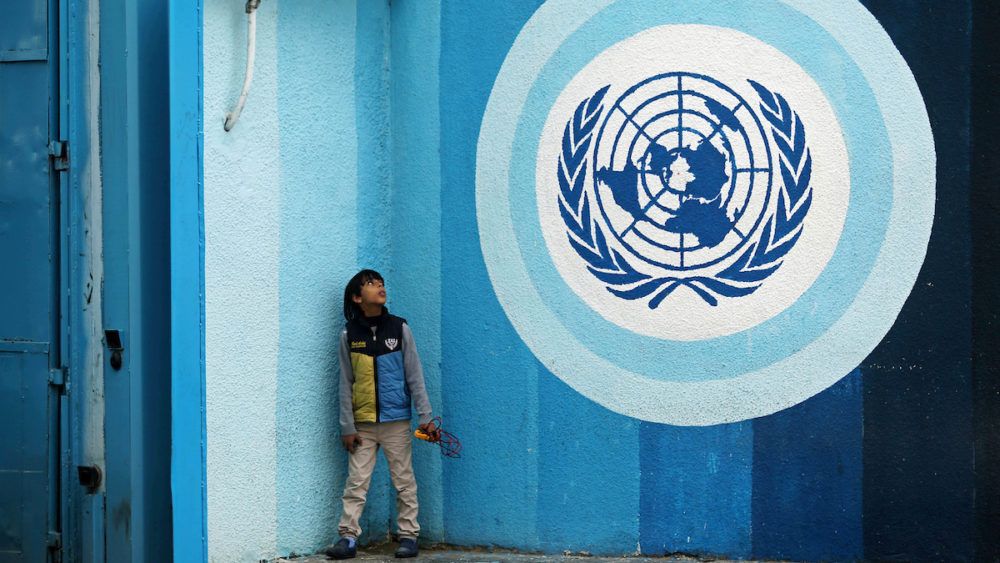 أبو حسنة: اضطررنا للاستدانة لتوفير رواتب موظفي الأونروا