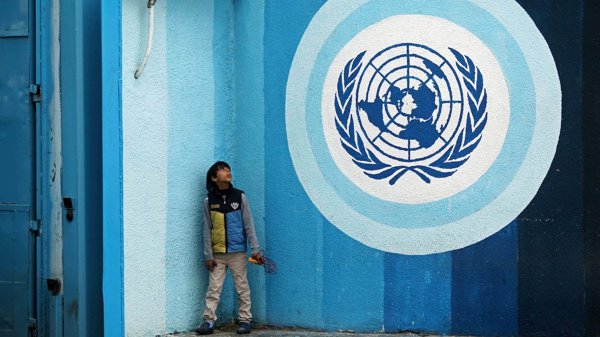 أبو حسنة: اضطررنا للاستدانة لتوفير رواتب موظفي الأونروا