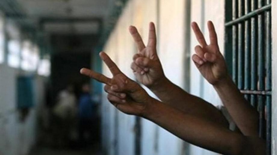 أربعة أسرى يواصلون إضرابهم المفتوح عن الطعام