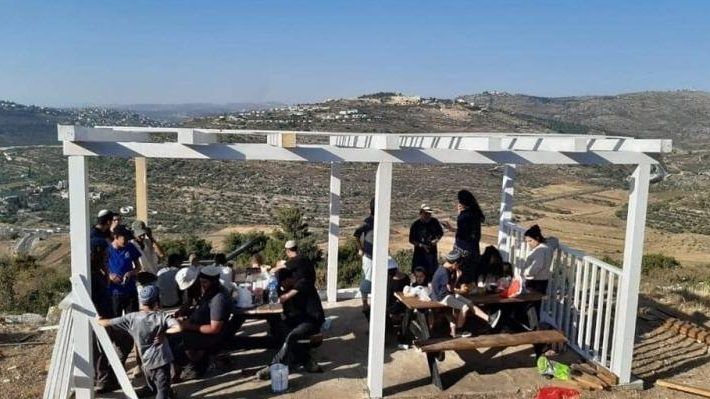 للمرة الثالثة: مستوطنون يعيدون بناء بؤرة استيطانية على أراضي اللبن الشرقية