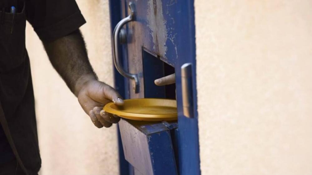 75 أسيرا يشرعون غدا بالإضراب عن الطعام نصرة لريان وعواودة