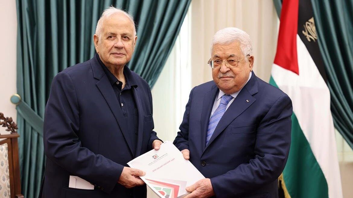 رئيس لجنة الانتخابات يسلم الرئيس محمود عباس تقرير الانتخابات المحلية 2021