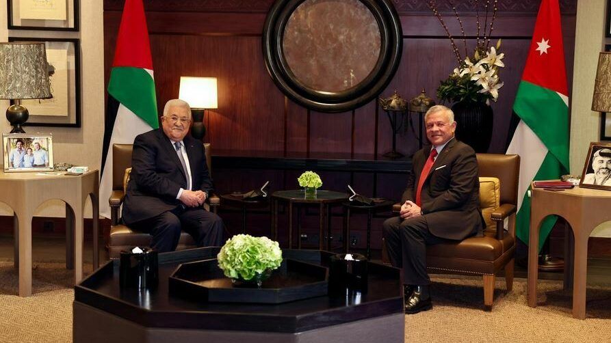 الرئيس عباس يتوجه إلى عمان للقاء العاهل الأردني