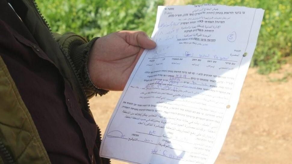 الاحتلال يخطر بوقف العمل والبناء بثلاثة منازل ومنشأة زراعية جنوب الخليل