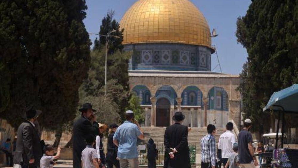 عشرات المستوطنين يقتحمون الأقصى