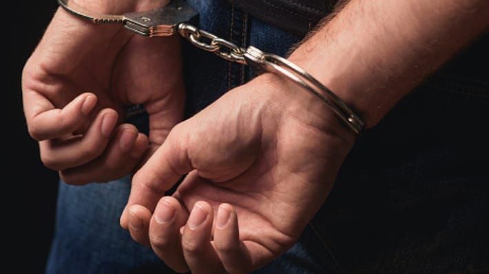 القبض على شخص ونجله تسببا بإصابة شاب بطولكرم