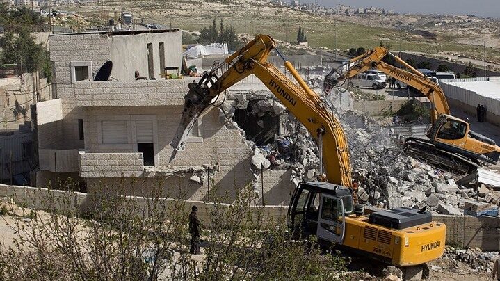 الاحتلال يهدم منزلًا بالخليل ويستولي على شاحنة في الأغوار ويسلم إخطارات لمواطنين في بيت لحم