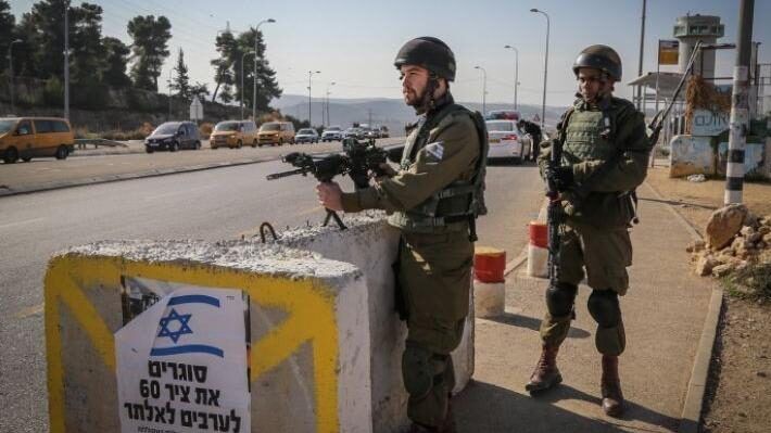 الاحتلال ينصب حاجزا دائما على المدخل الرئيسي لقرية اللبن الشرقية