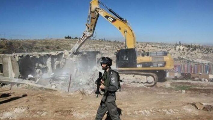 أخطرت قوات الاحتلال الإسرائيلي، اليوم الخميس، بوقف البناء في منزل قيد الإنشاء بقرية عاطوف جنوب طوباس. وأفادت مصادر محلية، أن قوات الاحتلال اقتحمت القرية، وسلمت إخطاراً بوقف البناء في منزل قيد الإنشاء، تبلغ مساحته 60 متراً مربعاً، مضيفةً أنها كانت قد حاصرته أمس واحتجزت العمال داخله، ومنعتهم من استكمال البناء فيه. في سياق متصل، اعتدت مجموعة من المستوطنين،على عائلة الهريني في منطقة بيرين بمسافر يطا جنوب الخليل. وأكدت مصادر محلية، أن مجموعة من مستوطنين مستوطنة "عتنائيل"، هاجموا عائلة المواطن إبراهيم الهريني وأولاده في منزلهم في منطقة بيرين، ودار عراك مع المستوطنين الذين هاجموا المواطنين بشكل مفاجئ.