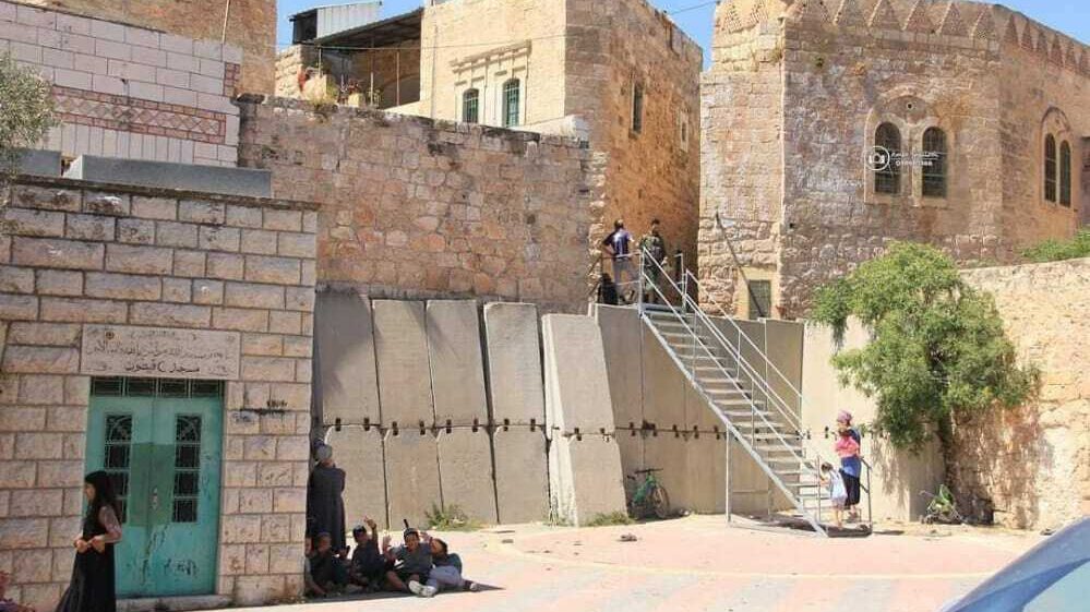 مستوطنون يستولون على منزل في الخليل