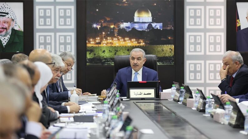 اشتية: نتابع الأزمة على معبر الكرامة وسنعمل على إنهائها قريبا