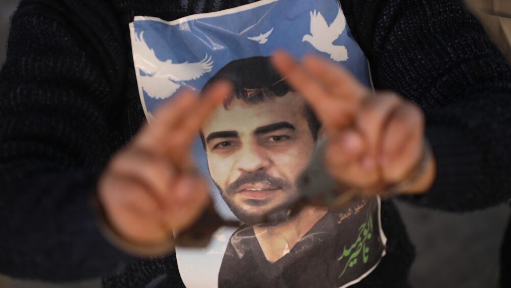 نادي الأسير: حياة الأسير ناصر أبو حميد ما تزال في دائرة الخطر الشديد