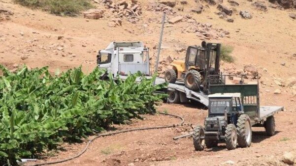 "مجلس المستوطنات" يهدد مزارعي الرأس الأحمر بالاستيلاء على معداتهم