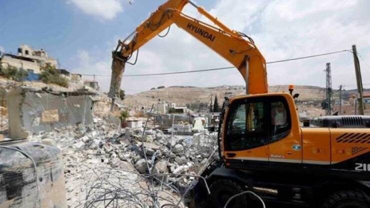 الاحتلال يهدم مسكنا ويخطر بهدم 4 أخرى في أريحا