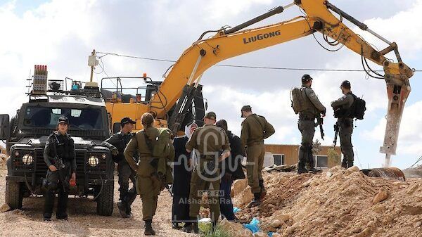 الاحتلال يخطر بوقف العمل بمسجد وأربعة منازل