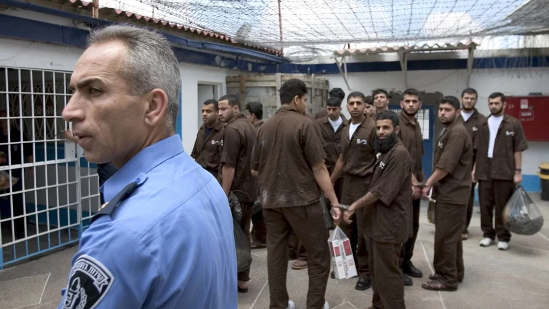 الأسرى يمتنعون عن الخروج لـ "الفحص الأمني" ويرجعون وجبات الطعام