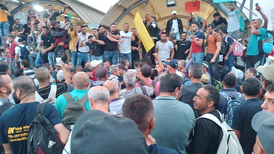 العمال في الداخل المحتل ينظمون وقفات احتجاجية على الحواجز العسكرية