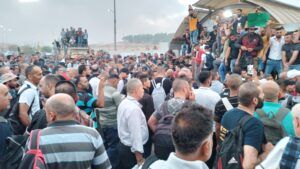 العمال في الداخل المحتل ينظمون وقفات احتجاجية على الحواجز العسكرية