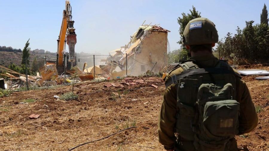 الاحتلال يخطر بوقف البناء في ثلاث غرف زراعية في المغير