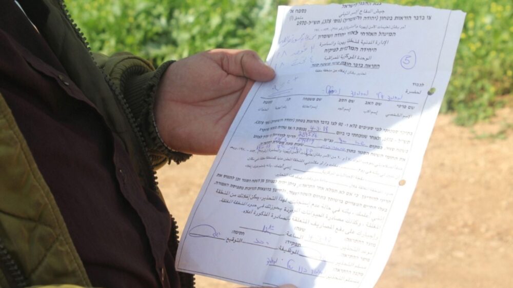 الاحتلال يخطر بإزالة شبكة الكهرباء وهدم منزل ووقف العمل بآخرين في مسافر يطا