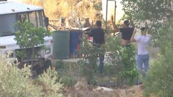 الاحتلال يصيب أربعة شبان ويعتقل اثنين آخرين بعد محاصرة منزل في روجيب