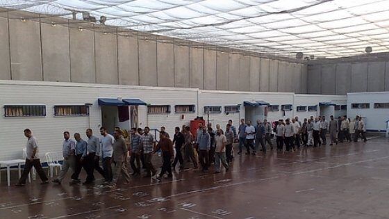 المعتقلون يبدأون خطوات نضالية ضد إجراءات إدارة السجون بحقهم