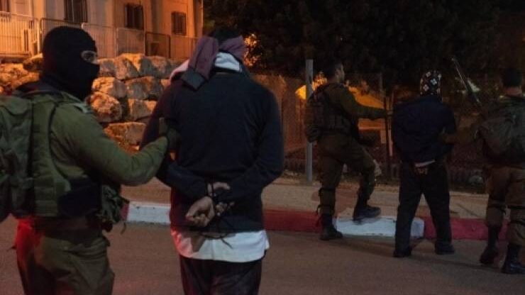 الاحتلال يشن حملة اعتقالات ومداهمات بالضفة والقدس