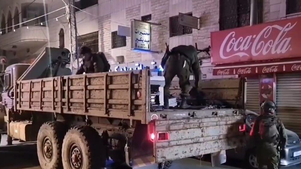 قوات الاحتلال تقتحم عدة مؤسسات في رام الله وتغلق مقر اتحاد لجان المرأة وتصادر محتوياته