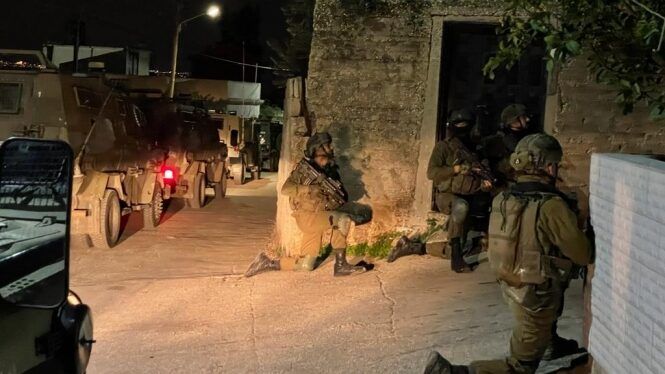 الاحتلال يصيب مواطنا بالرصاص الحي ويعتقل آخرين في نابلس