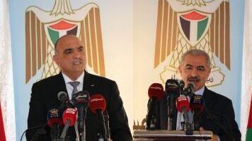 الخصاونة لـ اشتيَّة: ملتزمون بتسهيل عبور الفلسطينيين من الأردن