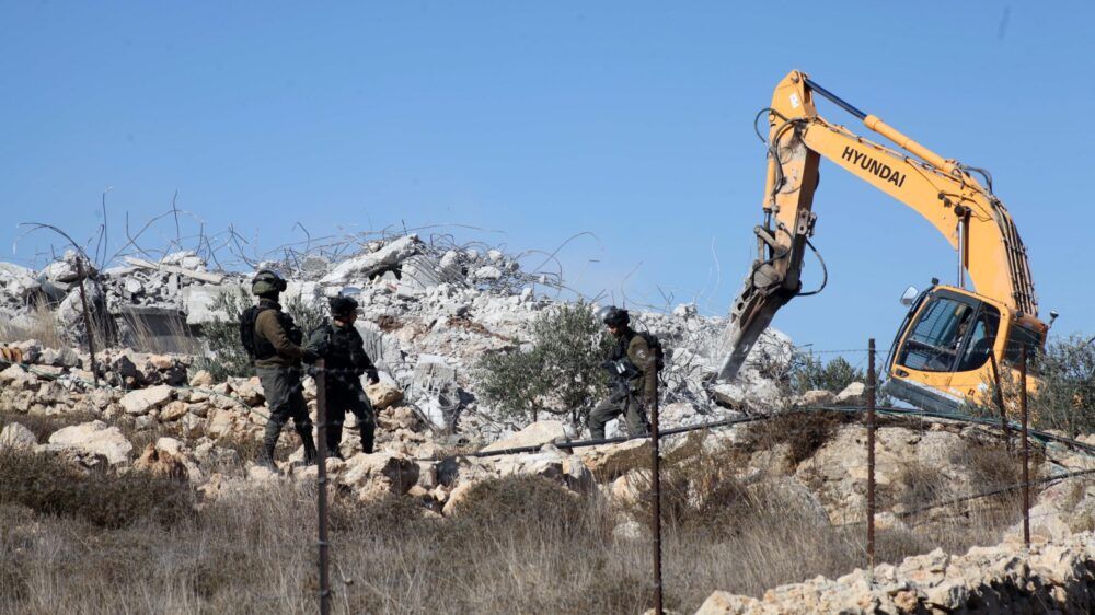 الاحتلال يهدم منزلا ويقتلع 50 شجرة زيتون في بيت لحم