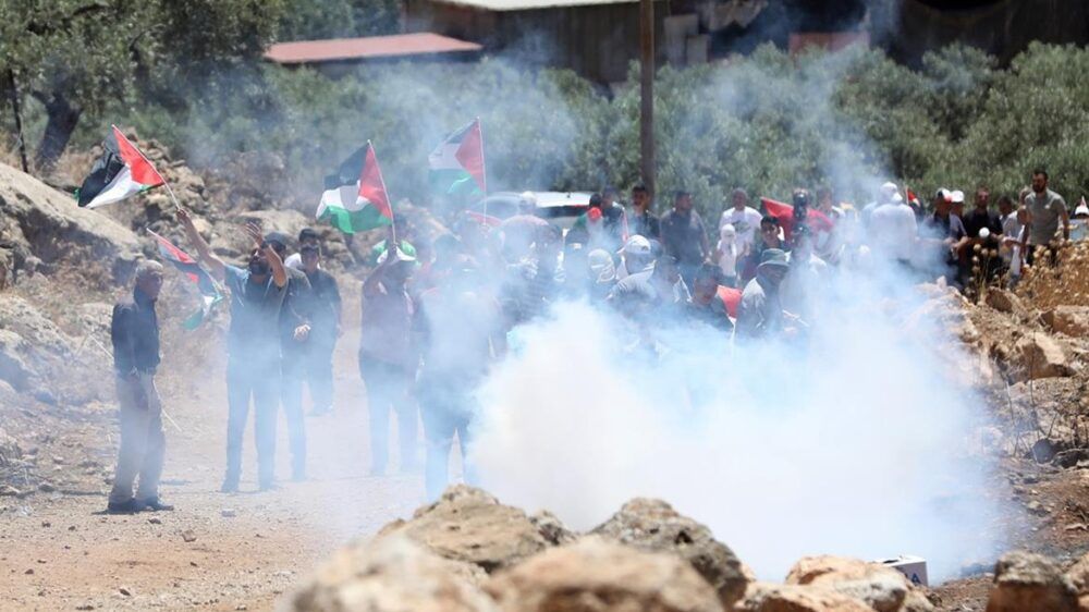 إصابة 97 مواطنا إثر قمع الاحتلال لمسيرة مناهضة للاستيطان في بيت دجن