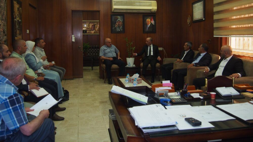بلدية نابلس وسلطة الأراضي تبحثان تعاون مشترك