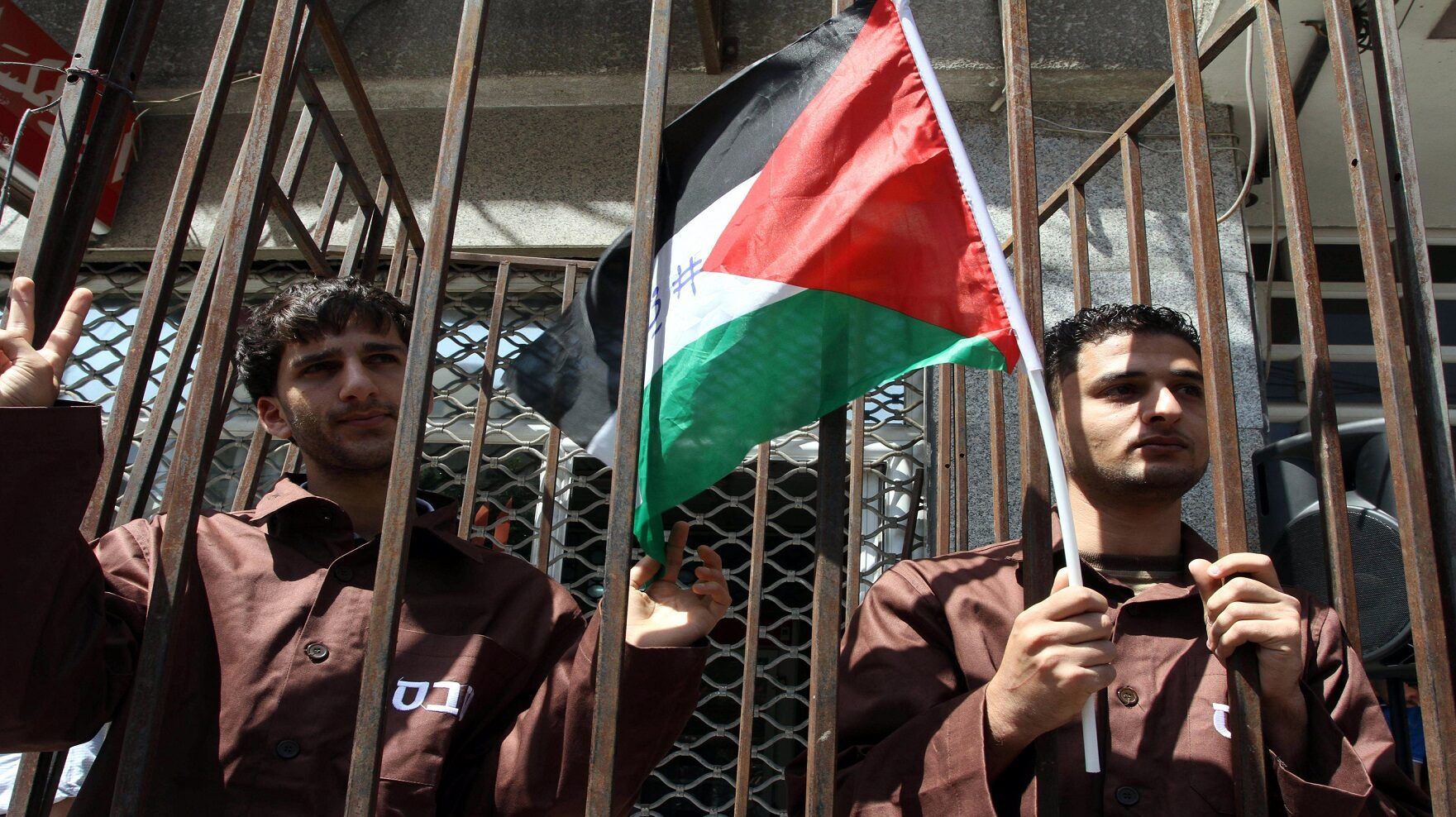 أبو ردينة: الرئيس يتابع باهتمام بالغ ما يتعرض له الأسرى الفلسطينيين في سجون الاحتلال من قمع غير مسبوق